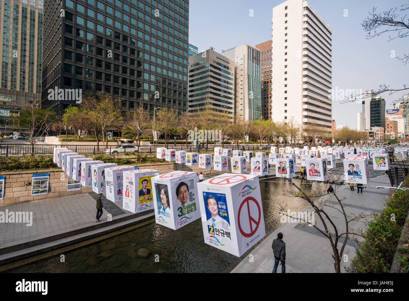 Photographies de candidats pour Membre du Parlement affiche plus de Cheonggyecheon Stream, Séoul, Corée du Sud Banque D'Images