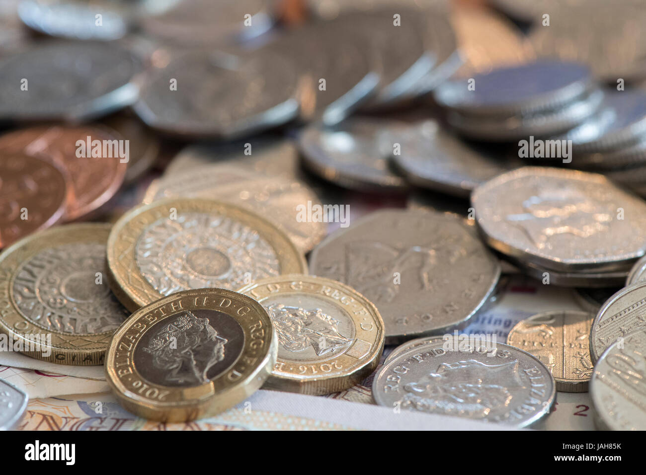 Des piles de grande monnaie britannique y compris l'encaisse et des pièces en livres sterling. Banque D'Images