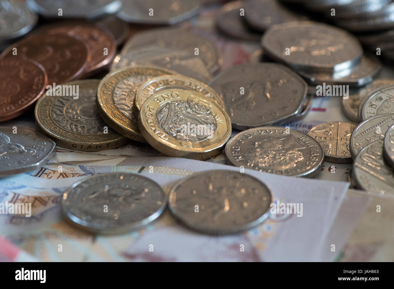 Des piles de grande monnaie britannique y compris l'encaisse et des pièces en livres sterling. Banque D'Images