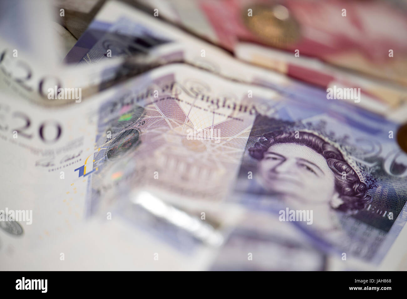 Des piles de grande monnaie britannique y compris l'encaisse et des pièces en livres sterling. Banque D'Images