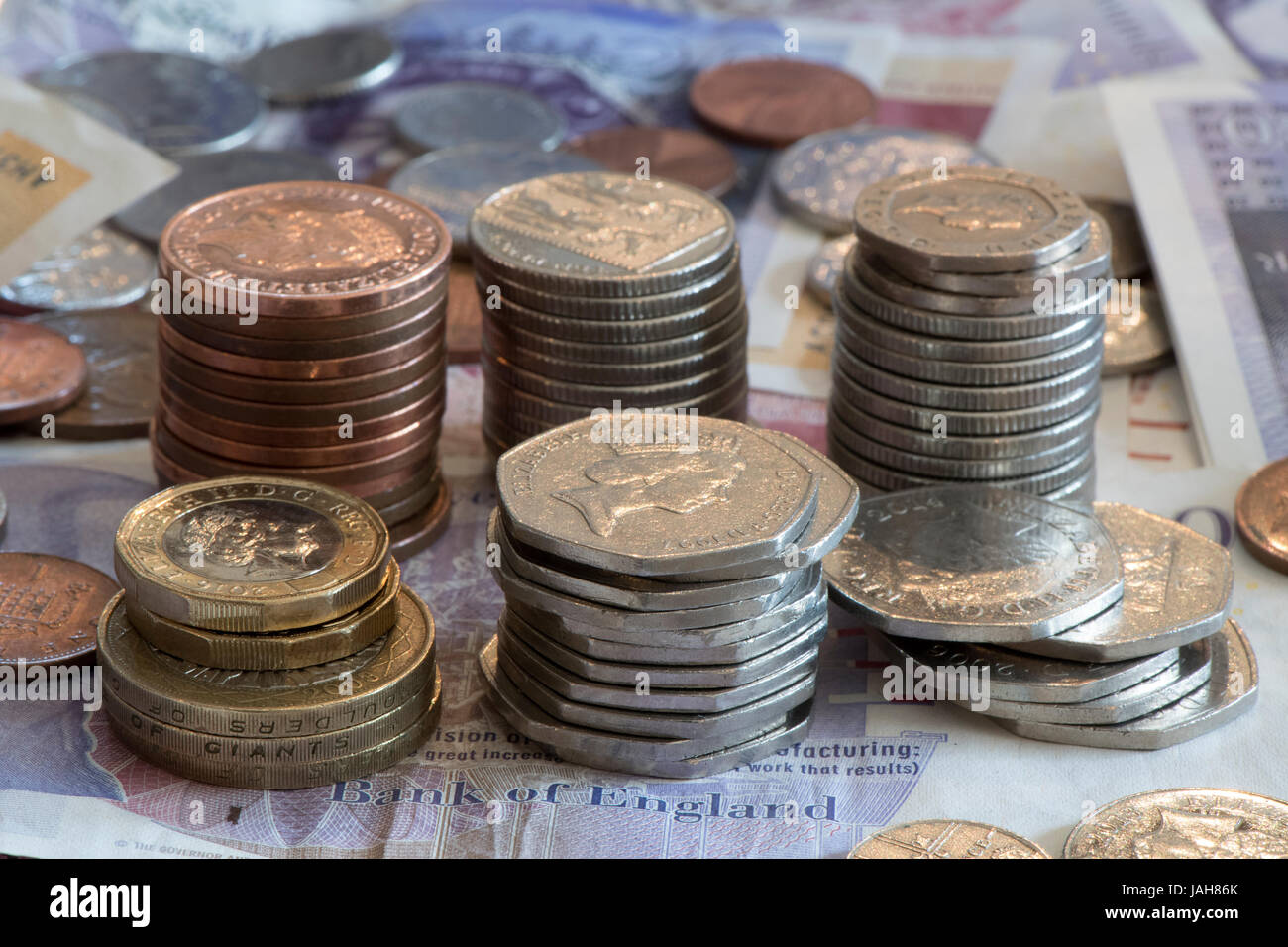 Des piles de grande monnaie britannique y compris l'encaisse et des pièces en livres sterling. Banque D'Images