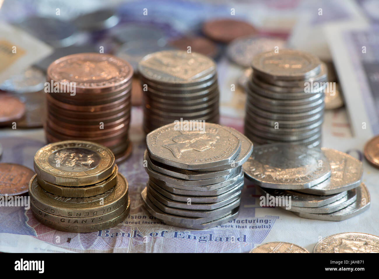 Des piles de grande monnaie britannique y compris l'encaisse et des pièces en livres sterling. Banque D'Images