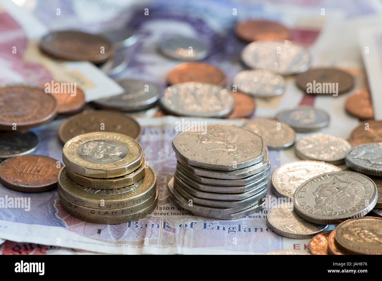 Des piles de grande monnaie britannique y compris l'encaisse et des pièces en livres sterling. Banque D'Images
