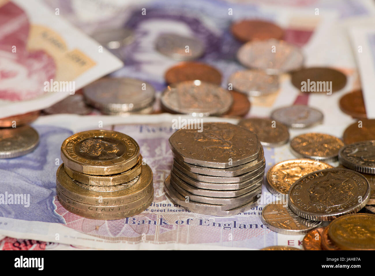 Des piles de grande monnaie britannique y compris l'encaisse et des pièces en livres sterling. Banque D'Images