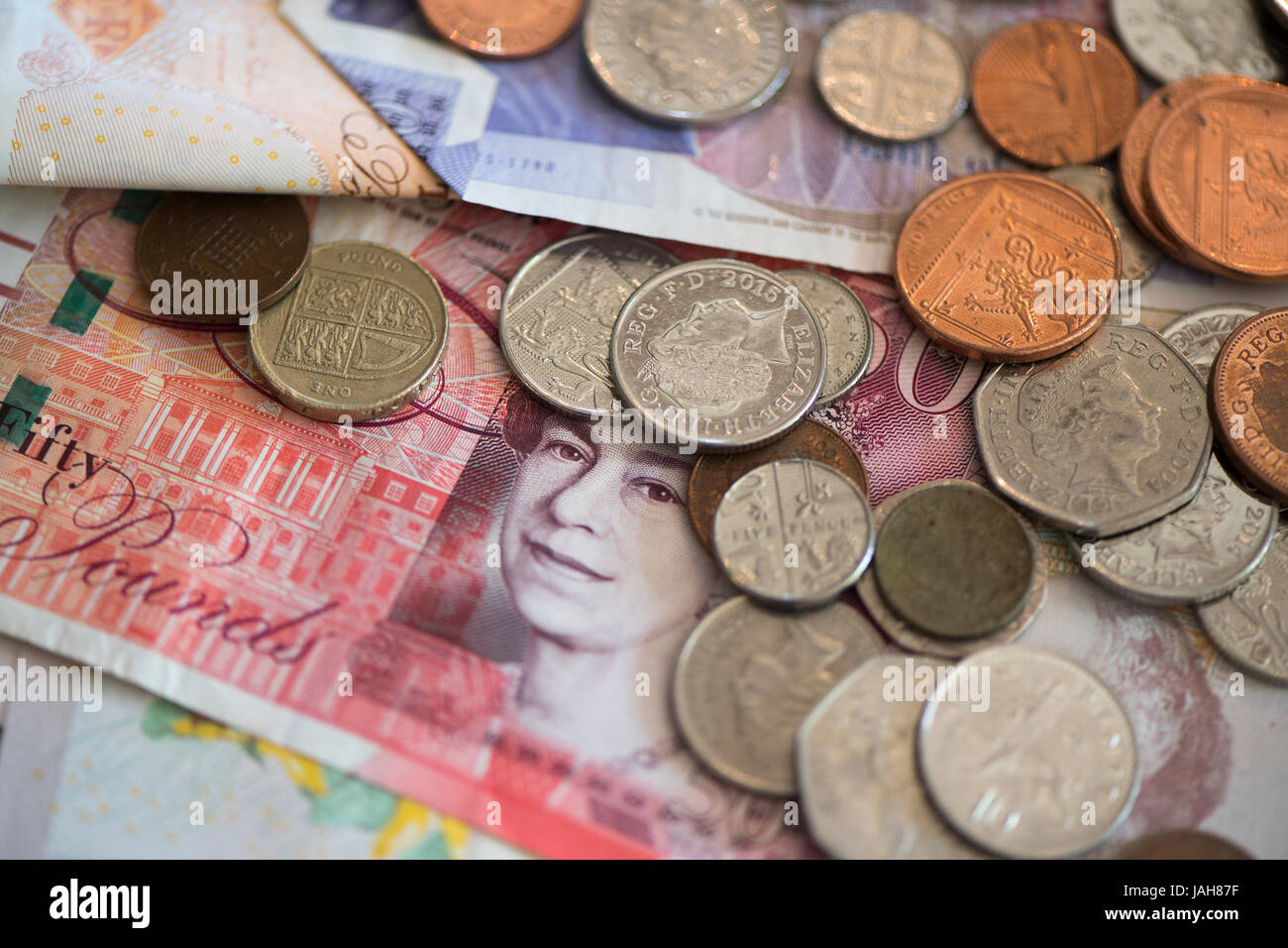 Des piles de grande monnaie britannique y compris l'encaisse et des pièces en livres sterling. Banque D'Images
