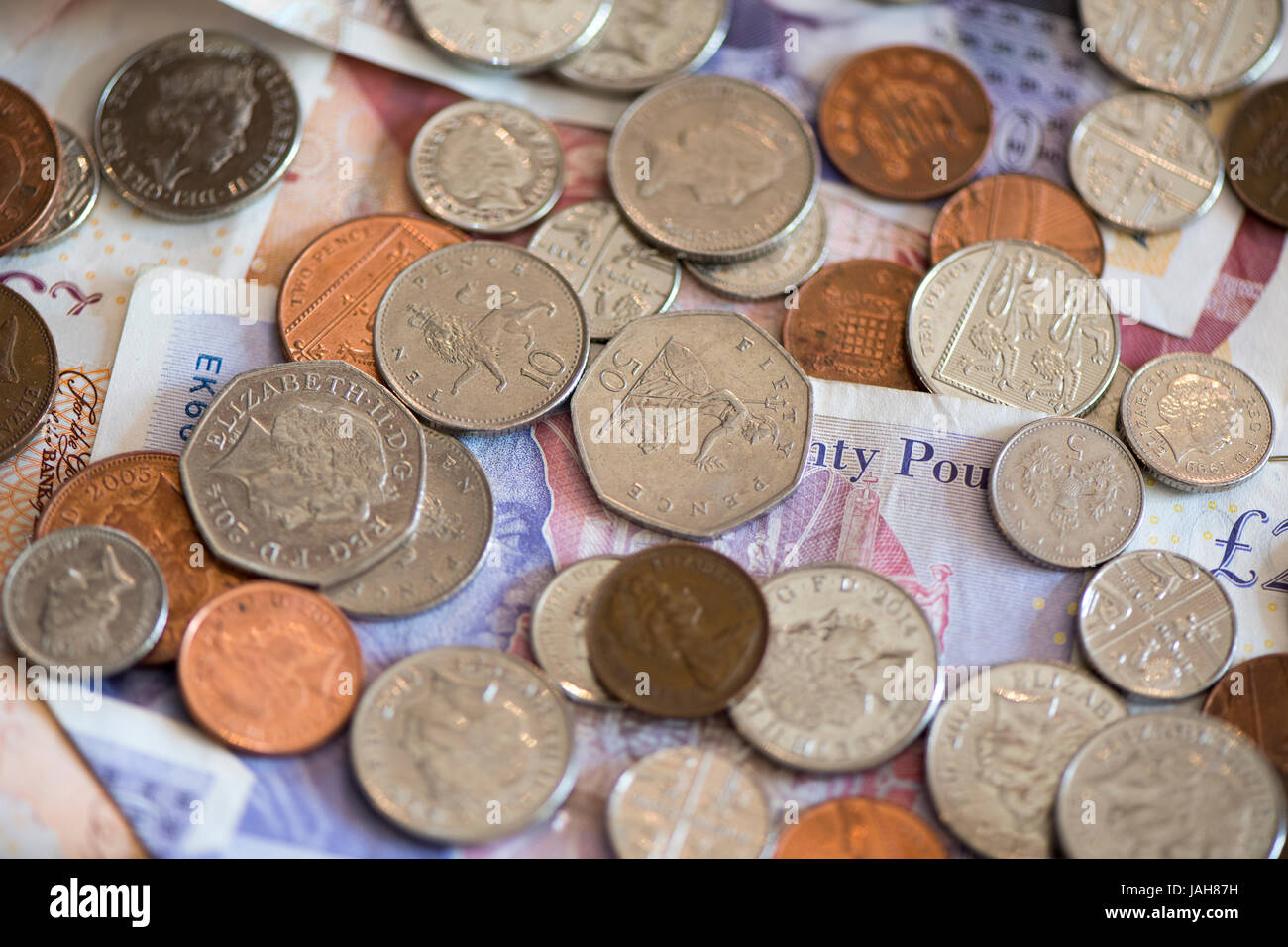 Des piles de grande monnaie britannique y compris l'encaisse et des pièces en livres sterling. Banque D'Images