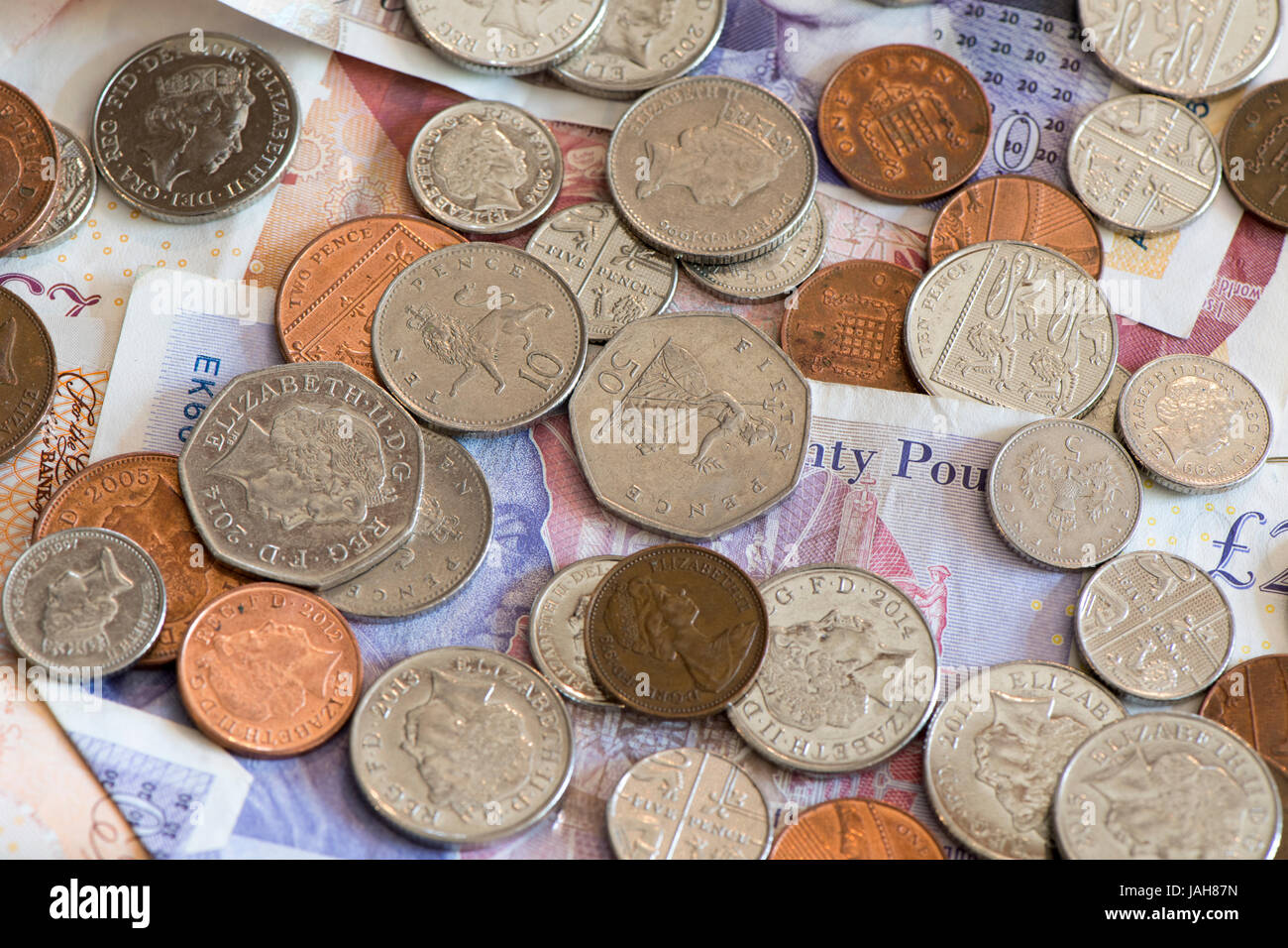 Des piles de grande monnaie britannique y compris l'encaisse et des pièces en livres sterling. Banque D'Images