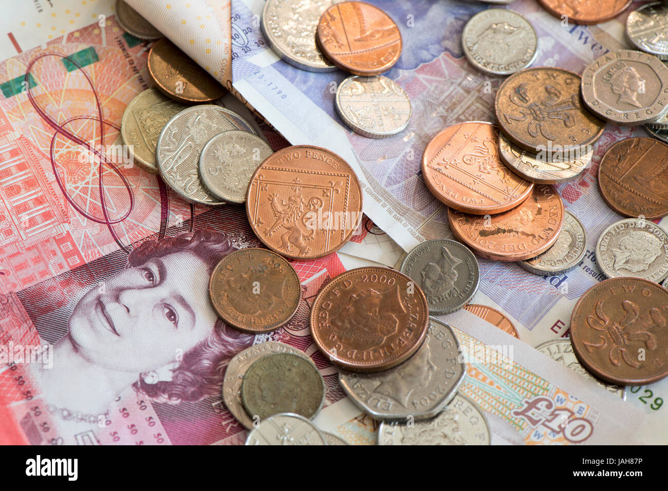 Des piles de grande monnaie britannique y compris l'encaisse et des pièces en livres sterling. Banque D'Images