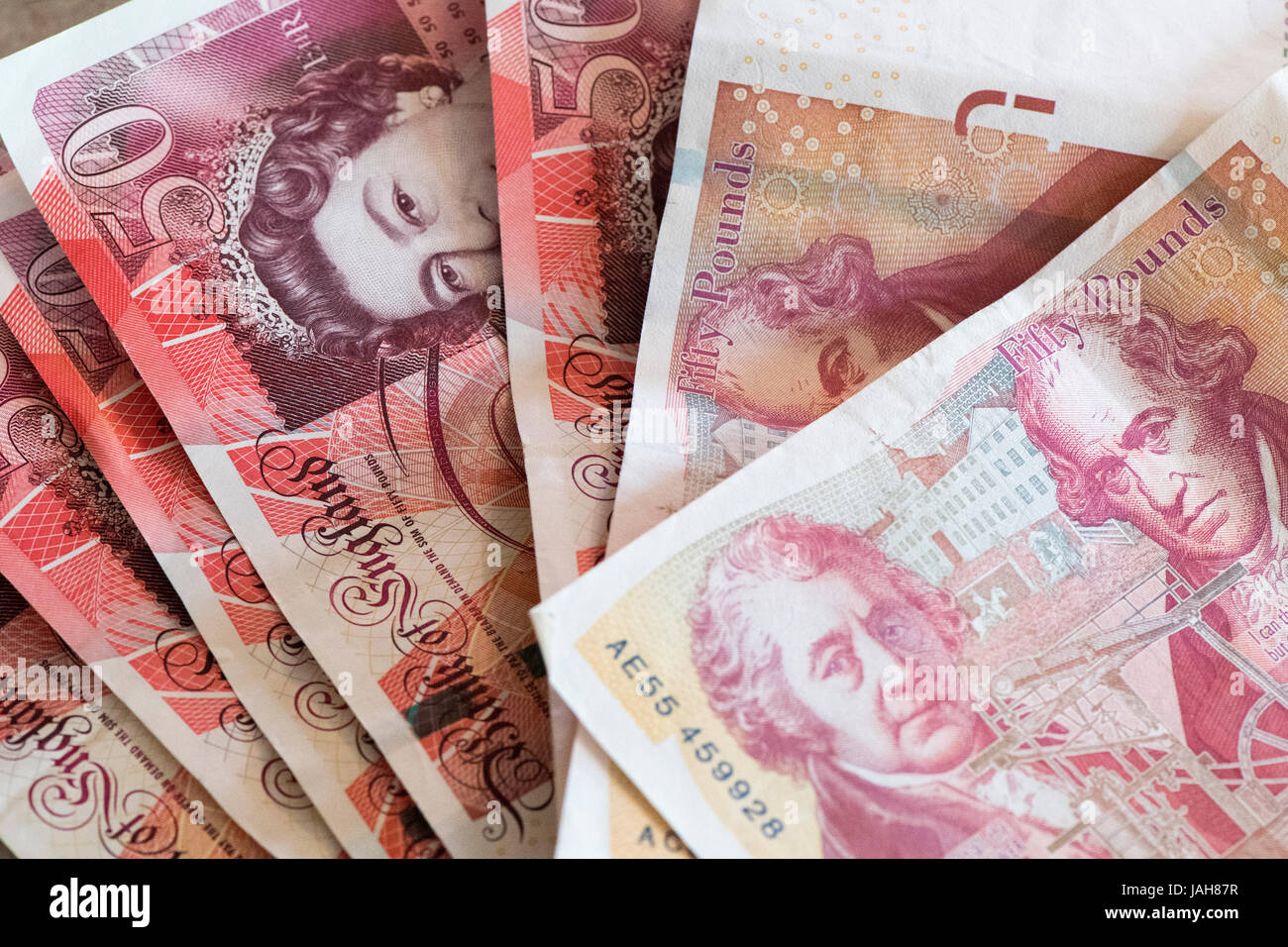 Des piles de grande monnaie britannique y compris l'encaisse et des pièces en livres sterling. Banque D'Images