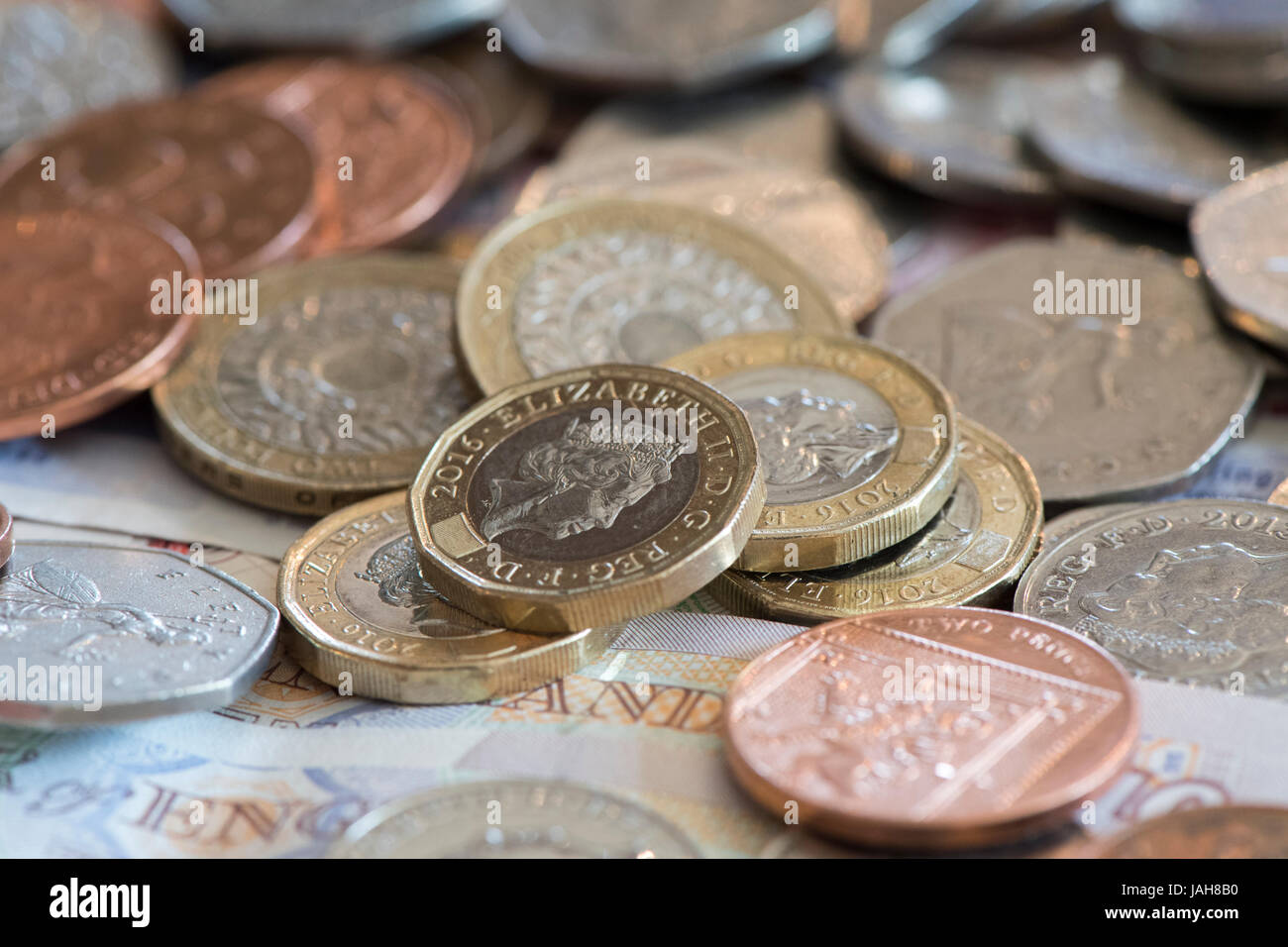 Des piles de grande monnaie britannique y compris l'encaisse et des pièces en livres sterling. Banque D'Images