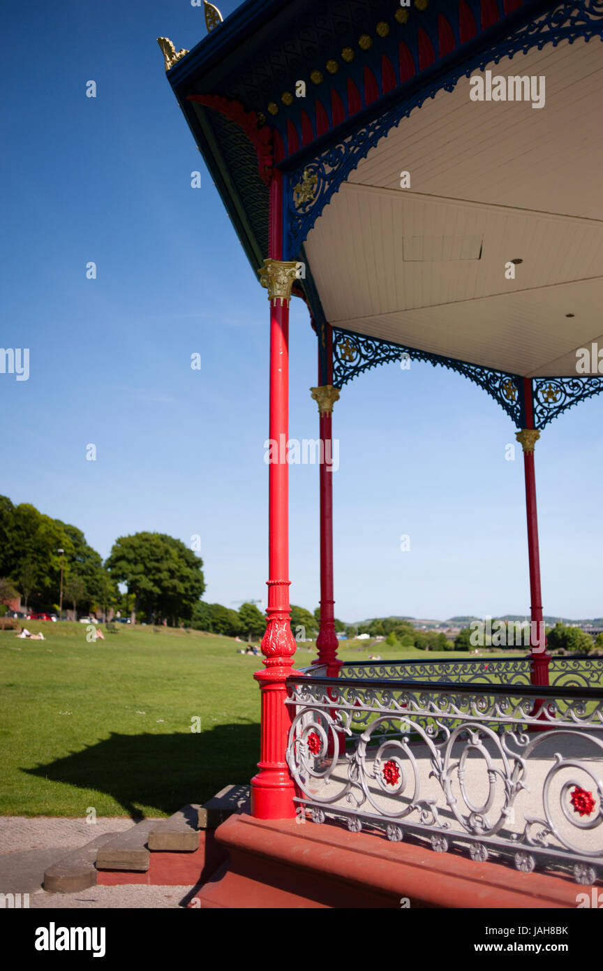Vert-de-la-Madeleine et Kiosque à Dundee West End. Situé sur la rive nord du Firth of Tay, Dundee est la quatrième plus grande ville d'Ecosse. Banque D'Images
