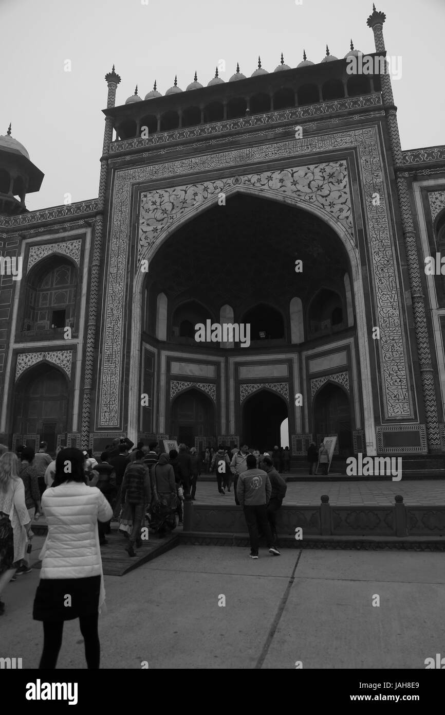 L'entrée de la mosquée en face du Mausolée du Taj Mahal, Agra, de l'état de l'Uttar Pradesh, Inde Banque D'Images