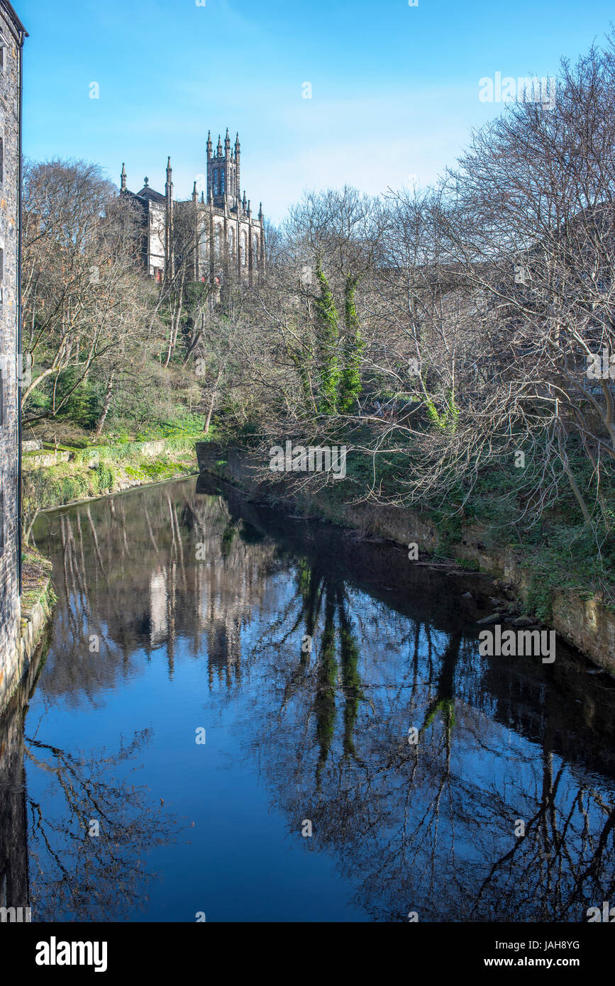 Vue vers Dean Pont sur l'eau de Leith, avec Rhema Christian Centre Église dans l'arrière-plan, Dean Village, Édimbourg, Écosse Banque D'Images Vue vers Dean Pont sur l'eau de Leith, avec Rhema Christian Centre Église dans l'arrière-plan, Dean Village, Édimbourg, Écosse Banque D'Images