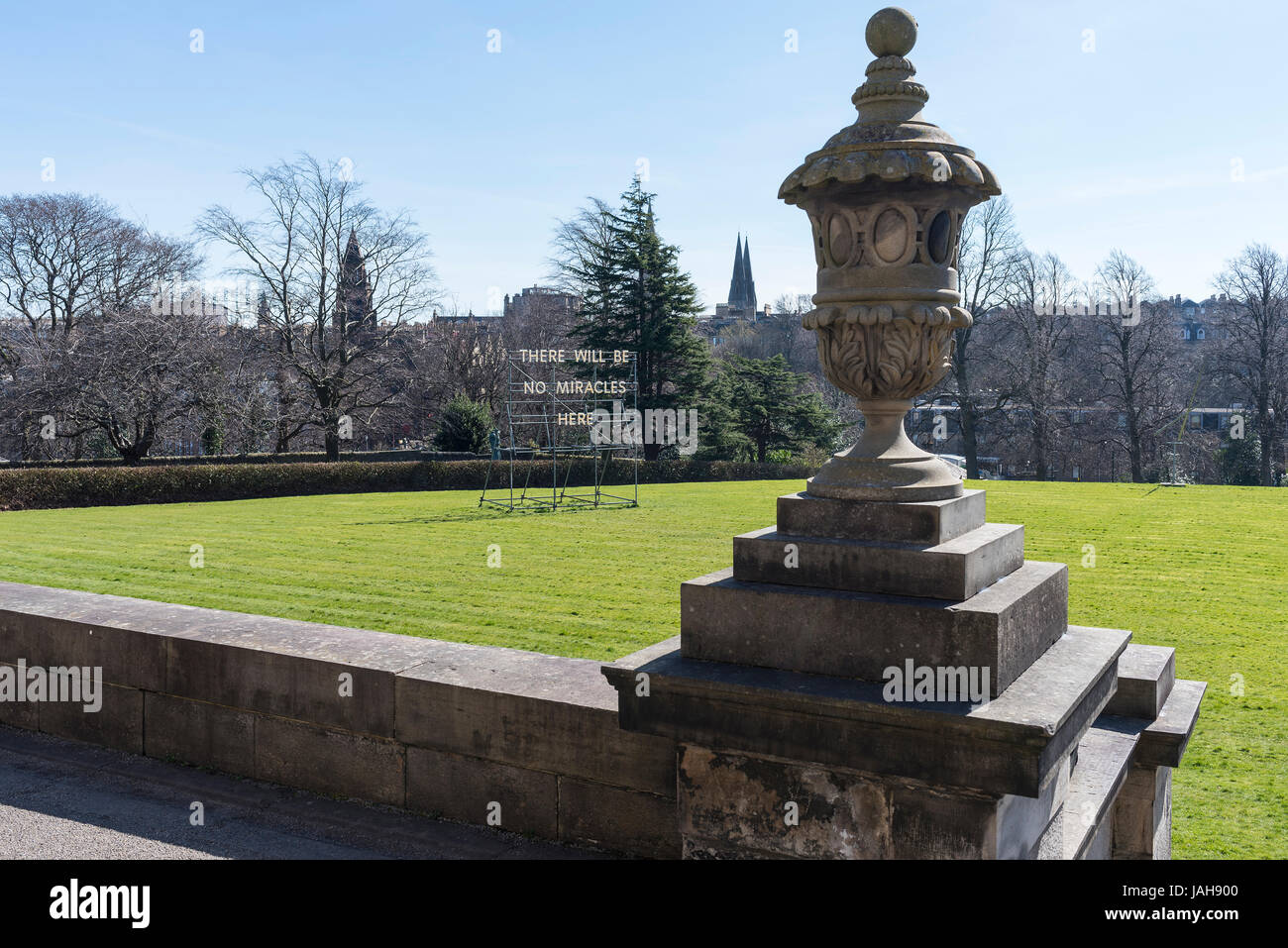 Nathan Coley la pièce il n'y aura pas de miracles ici, jardins de Scottish National Gallery of Modern Art, Édimbourg, Écosse Banque D'Images