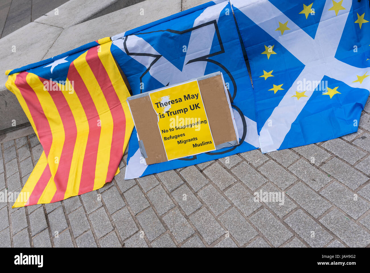 Manifestation nationaliste à l'extérieur du bâtiment du parlement écossais, Holyrood, Édimbourg, Écosse Banque D'Images