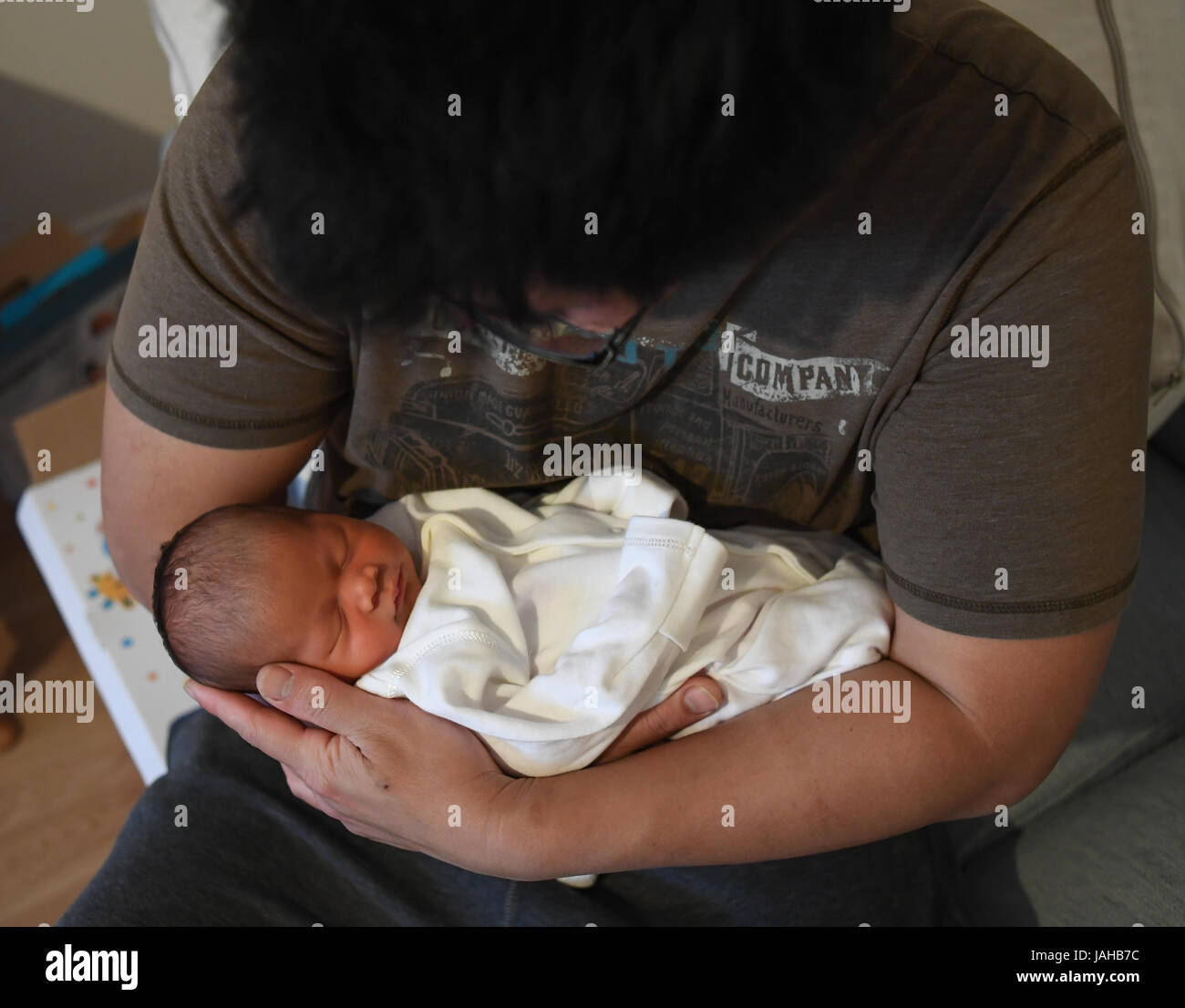 New Born Baby lieu acheter son père Banque D'Images