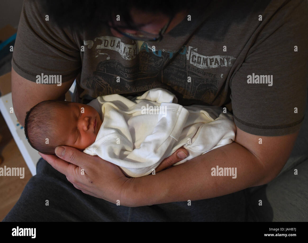 New Born Baby lieu acheter son père Banque D'Images