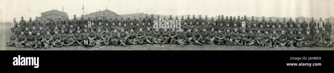 C1917 'Antique' yardlong photographie, mitrailleuse Co 88e 19e Division d'infanterie, Camp Dodge, Iowa. La 88e Division d'infanterie est une division d'infanterie de l'armée des États-Unis qui a servi à la fois de la Première Guerre mondiale et la seconde guerre mondiale. SOURCE : tirage photographique original. Banque D'Images