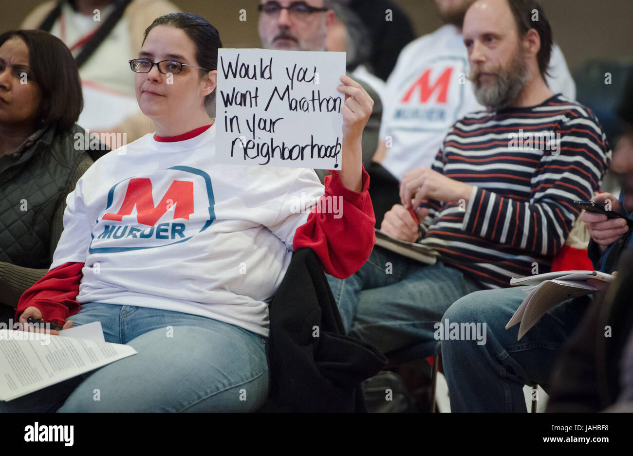 Les habitants s'exprimer au cours d'une séance de questions et réponses du public avec le Michigan Department of Environmental Quality (MDEQ) sur une demande de permis pour l'augmentation des émissions des raffineries de pétrole au Marathon de Detroit. La raffinerie est située dans une zone résidentielle de la ville, code postal le plus pollué dans le Michigan et l'un des plus dans l'ensemble du pays. Banque D'Images