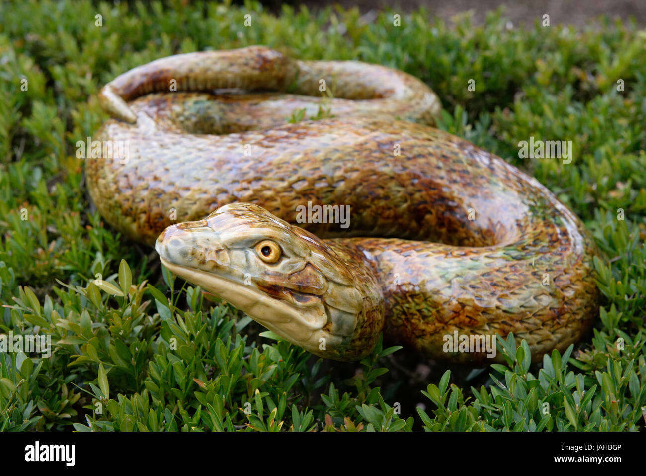 Serpent en céramique par Rafael Bordalo Pinheiro (19ème siècle un grand artiste portugais). Jardin du Museu da Cidade, Lisbonne. Portugal Banque D'Images