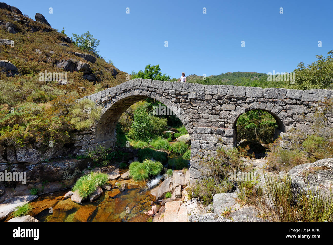 Pont Romain de Cava da Velha à travers le Laboreiro river. Castro Laboreiro, Peneda Geres National Park. Portugal Banque D'Images
