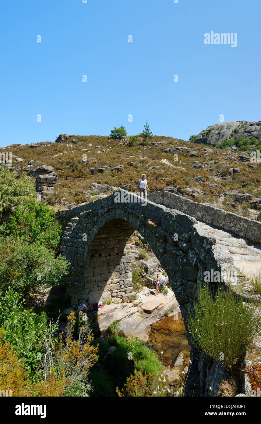 Pont Romain de Cava da Velha à travers le Laboreiro river. Castro Laboreiro, Peneda Geres National Park. Portugal Banque D'Images