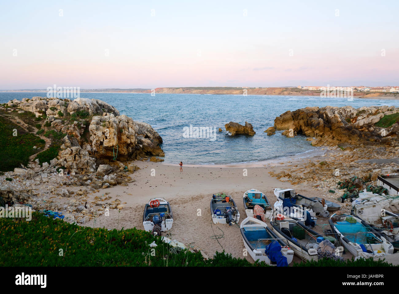 Le petit port de l'île rocheuse de Baleal, sur la côte atlantique. Peniche, Portugal Banque D'Images