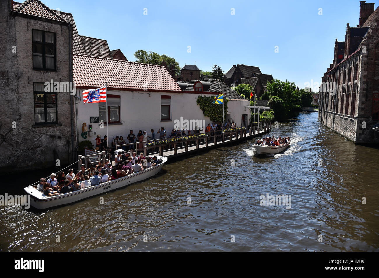 BRUGES, BELGIQUE - 26 mai : les touristes de prendre une excursion en bateau à la visite de Bruges le 26 mai 2017. Banque D'Images
