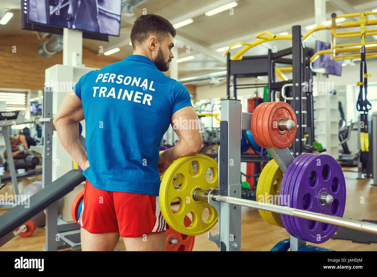 Entraîneur personnel dans le club de sport. Banque D'Images