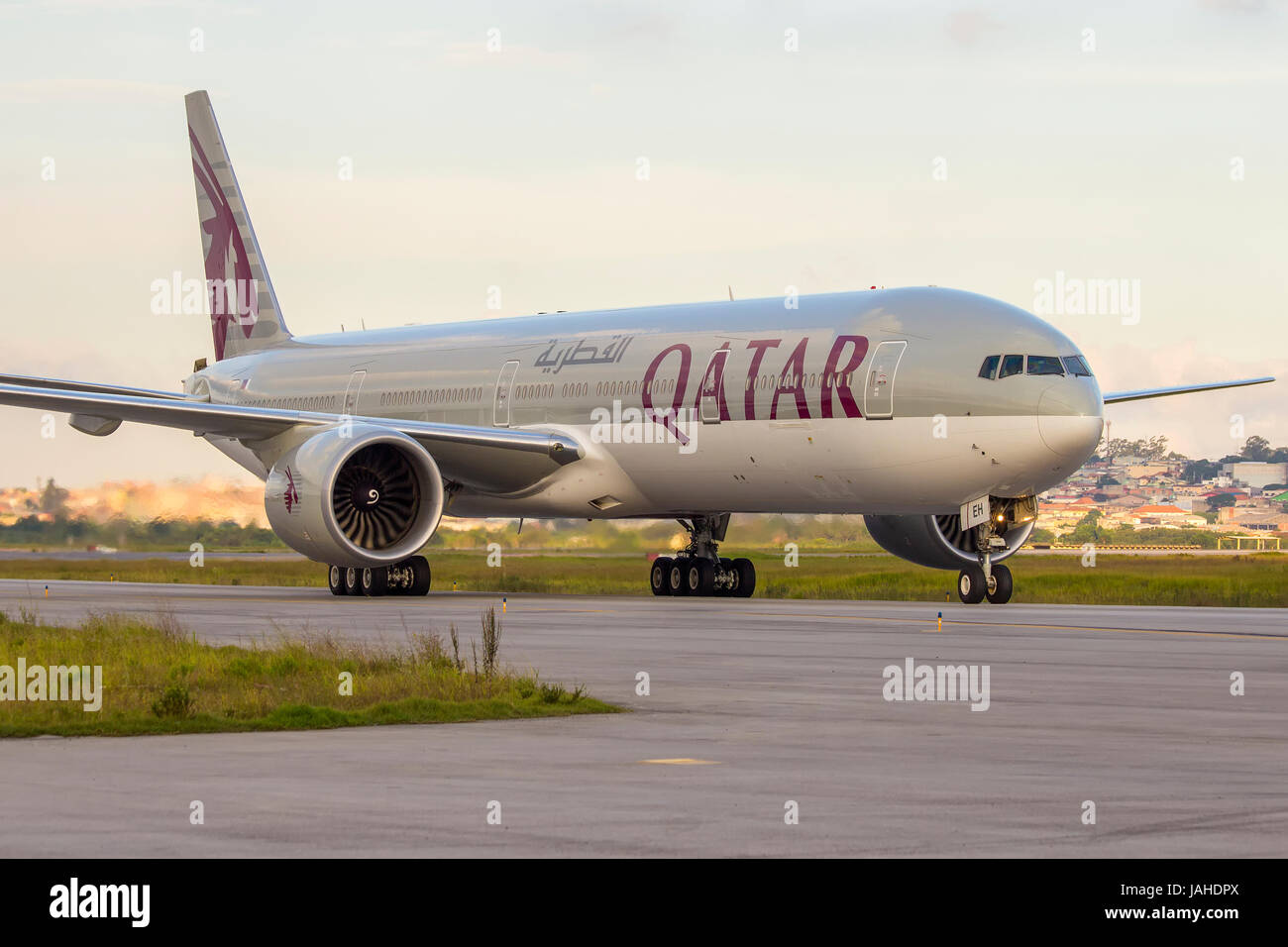 Boeing 777-300ER de Qatar Airways à l'aéroport de Guarulhos, GRU - Sao Paulo Brésil - 2017 Banque D'Images