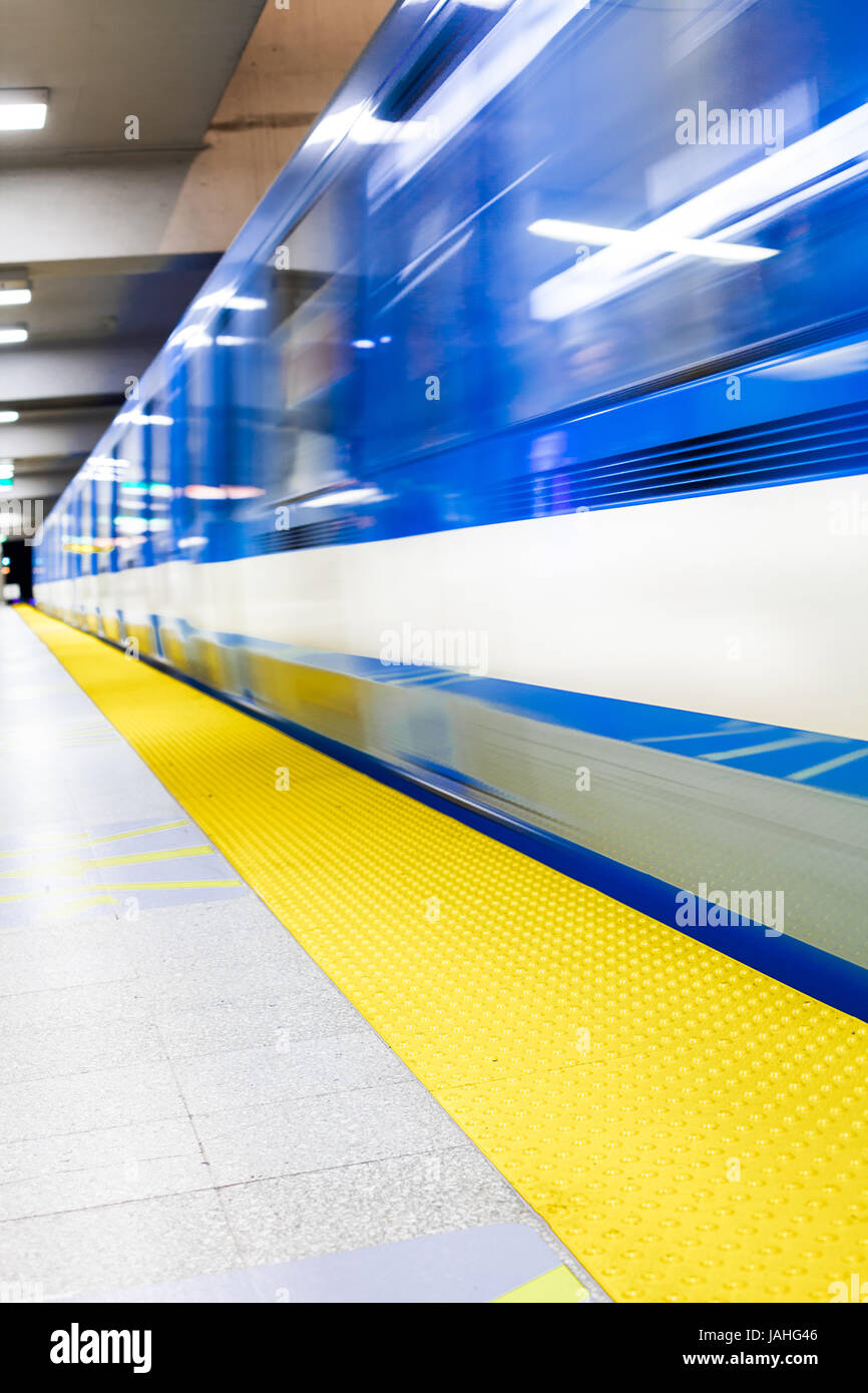 Train de métro souterrain coloré et plate-forme avec le motion blur Banque D'Images