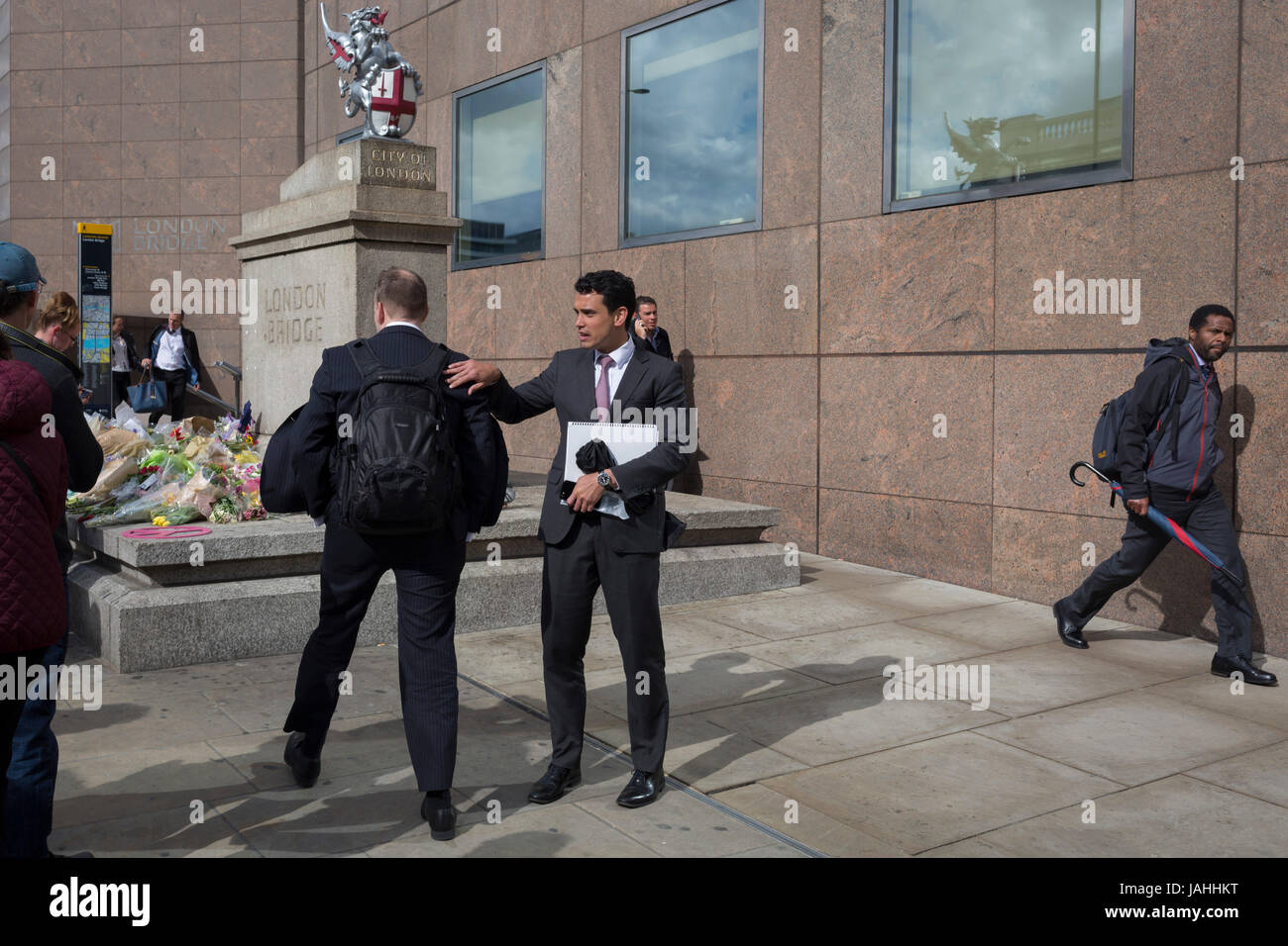 Trois jours après l'attaque terroriste dans lequel 7 personnes sont mortes et plusieurs autres ont subi des blessures sur London Bridge et Borough Market, sanctuaires d'hommages fleur a grandi à divers endroits autour de la scène de crime de la police cordan le 6 juin 2017, sur le pont de Londres, dans le sud London Borough of Southwark, Angleterre. Les banlieusards de la ville maintenant de retour au travail à pied et respectueusement le passé tranquillement à la plinthe memorial floral marquant la limite sud de la ville de Londres, le quartier financier de la capitale. Banque D'Images