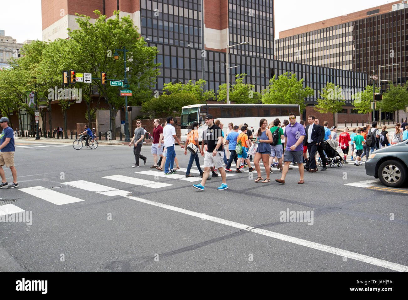 Les gens et les touristes qui traversent la route au passage pour piétons rue du marché centre-ville de Philadelphie USA Banque D'Images