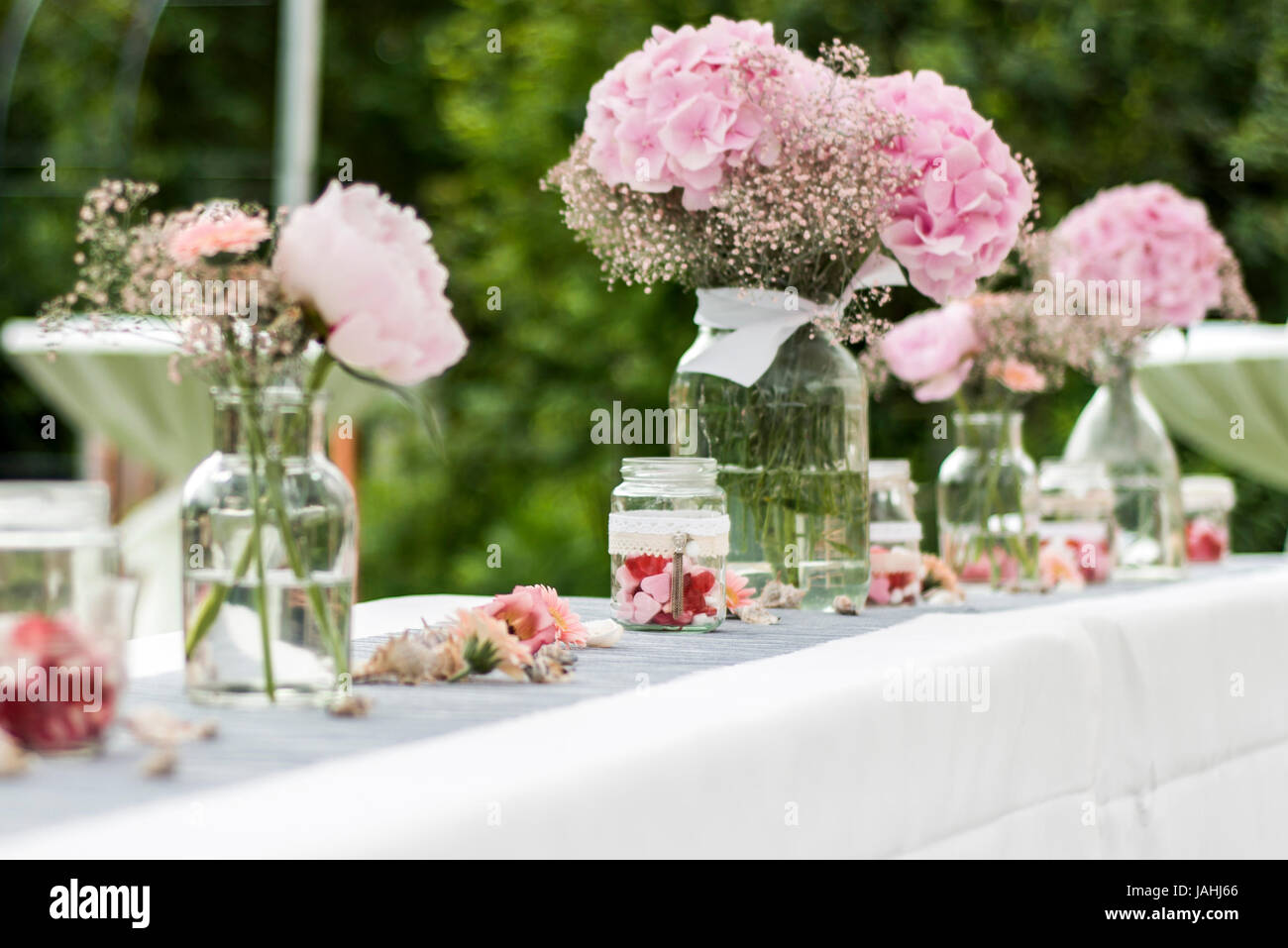 Les paramètres de configuration en plein air décoration de fleurs pour un mariage avec des fleurs de couleur rose Banque D'Images