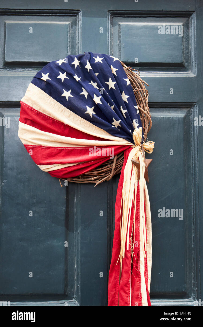 Chambre avec old us flag wreath elfreths alley dans la vieille ville de Philadelphie, USA Banque D'Images