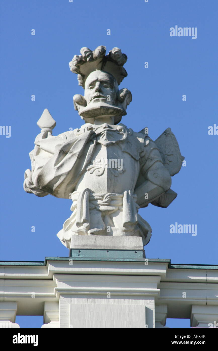 L'imagination de ses sculptures en pierre grise, avec fond de ciel bleu Statue Phantasievolle grauem aus Stein,mit blauem Himmel im Hintergrund Banque D'Images