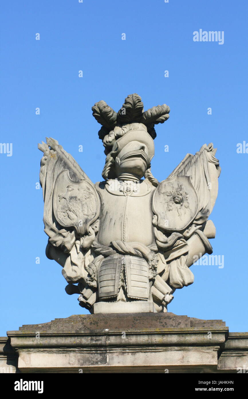 L'imagination de ses sculptures en pierre grise, avec fond de ciel bleu Statue Phantasievolle grauem aus Stein,mit blauem Himmel im Hintergrund Banque D'Images