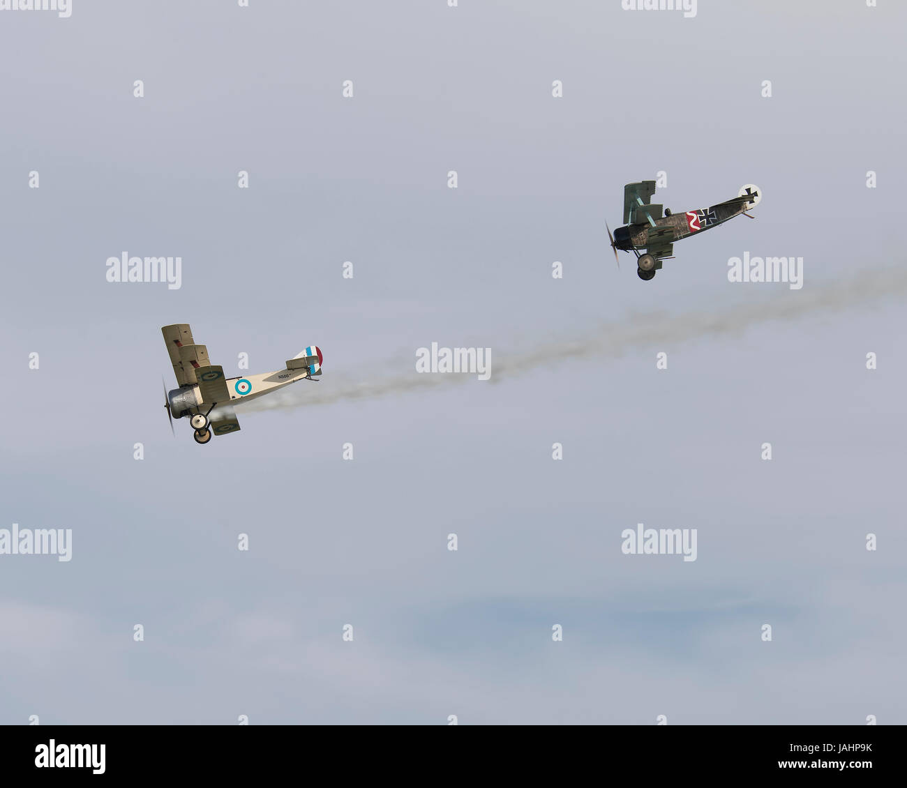 Un Sopwith Triplane et un Fokker Triplane de la Grande Guerre de l'équipe d'affichage à une simulation de combat à un spectacle aérien de Duxford Banque D'Images