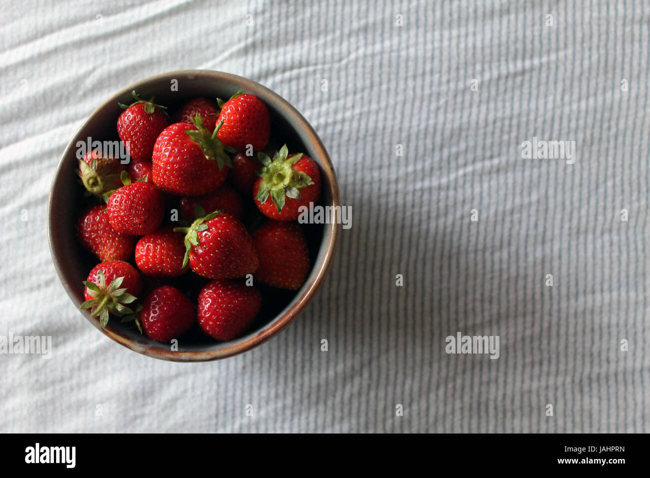 Ferme de fraises fraîches dans un bol avec la lumière naturelle Banque D'Images