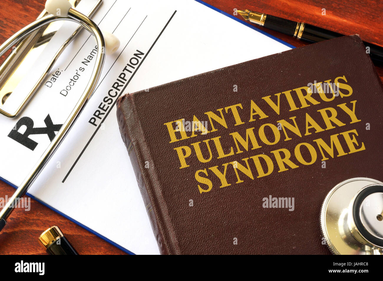 Livre avec titre Syndrome pulmonaire à hantavirus (SPH). Banque D'Images