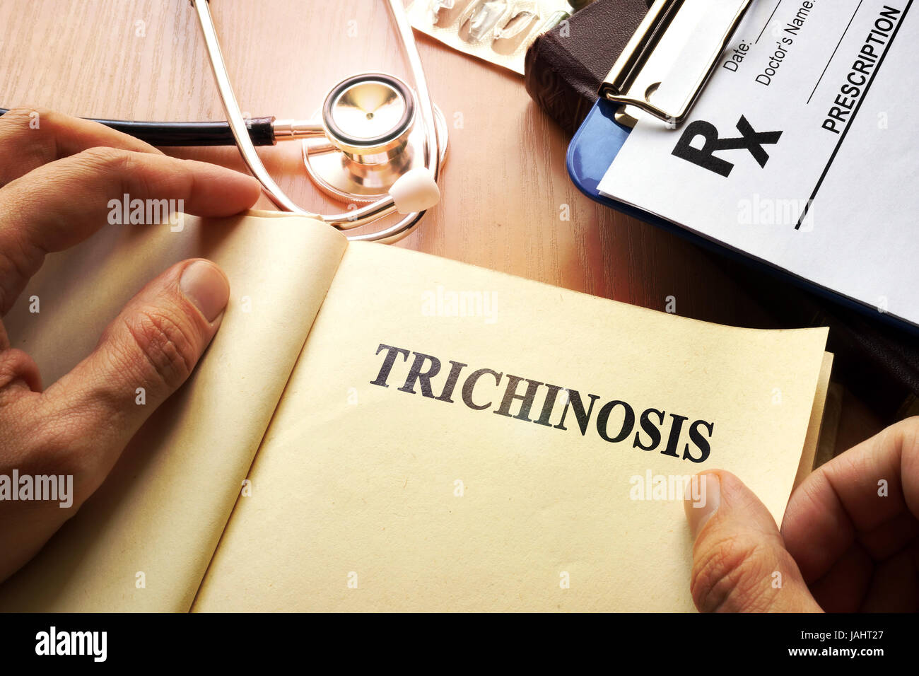 Livre avec titre de la trichinose sur une table. Banque D'Images