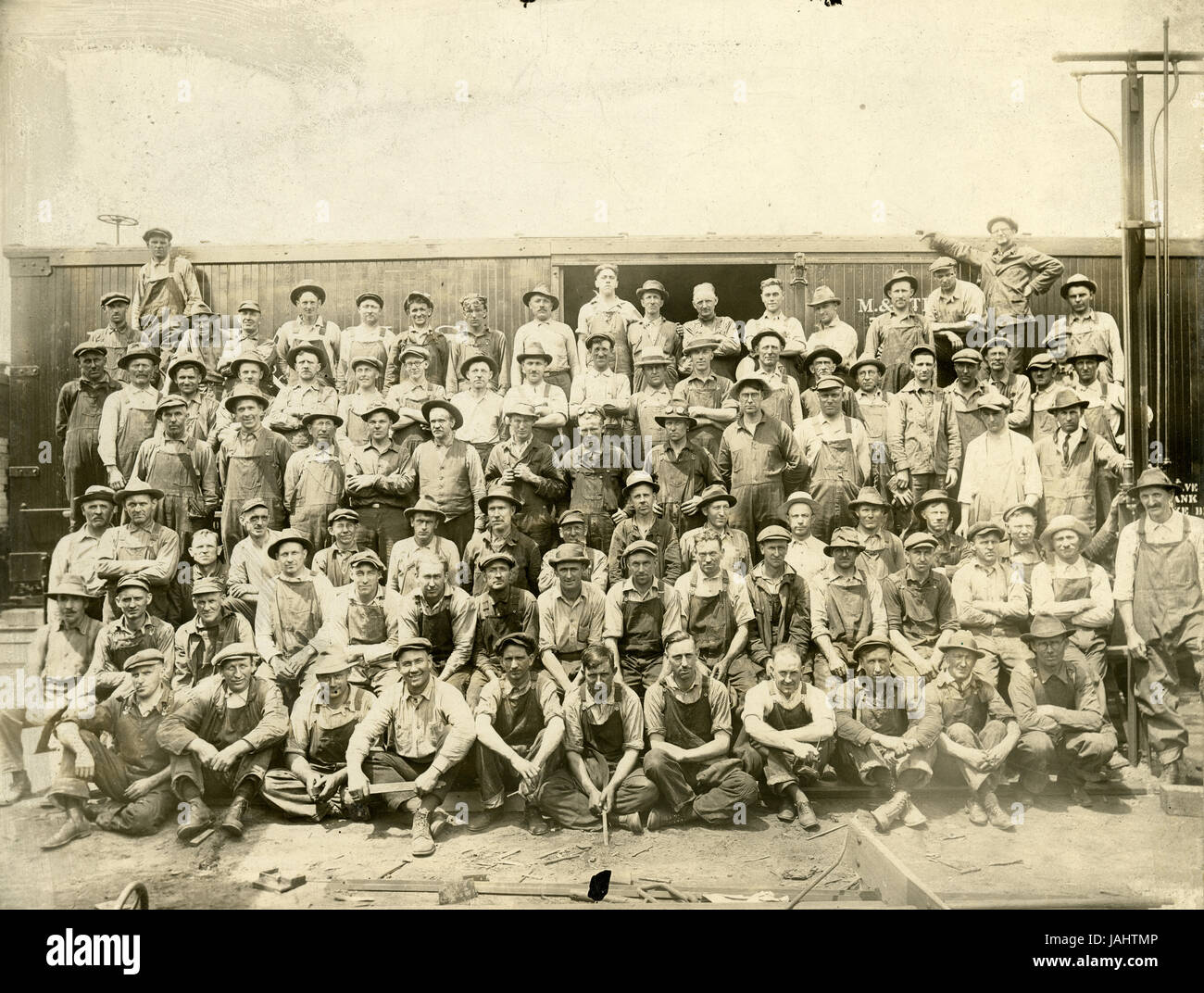 Photographie, c1910 anciens cheminots devant un Minneapolis et Saint Louis wagon couvert. Le Minneapolis et Saint Louis Railway (M&StL) était un chemin de fer de classe I qui a construit et exploité la relient au sud et à l'ouest de Minneapolis, Minnesota qui existait pendant 90 ans de 1870 à 1960. SOURCE : tirage photographique original. Banque D'Images