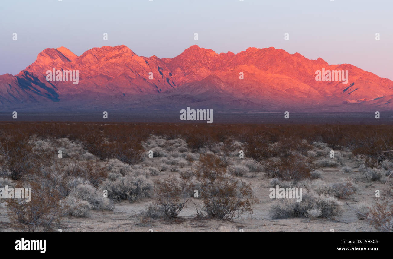 Le dernier de la lumière frappe la montagne dans le désert de Mojave Banque D'Images