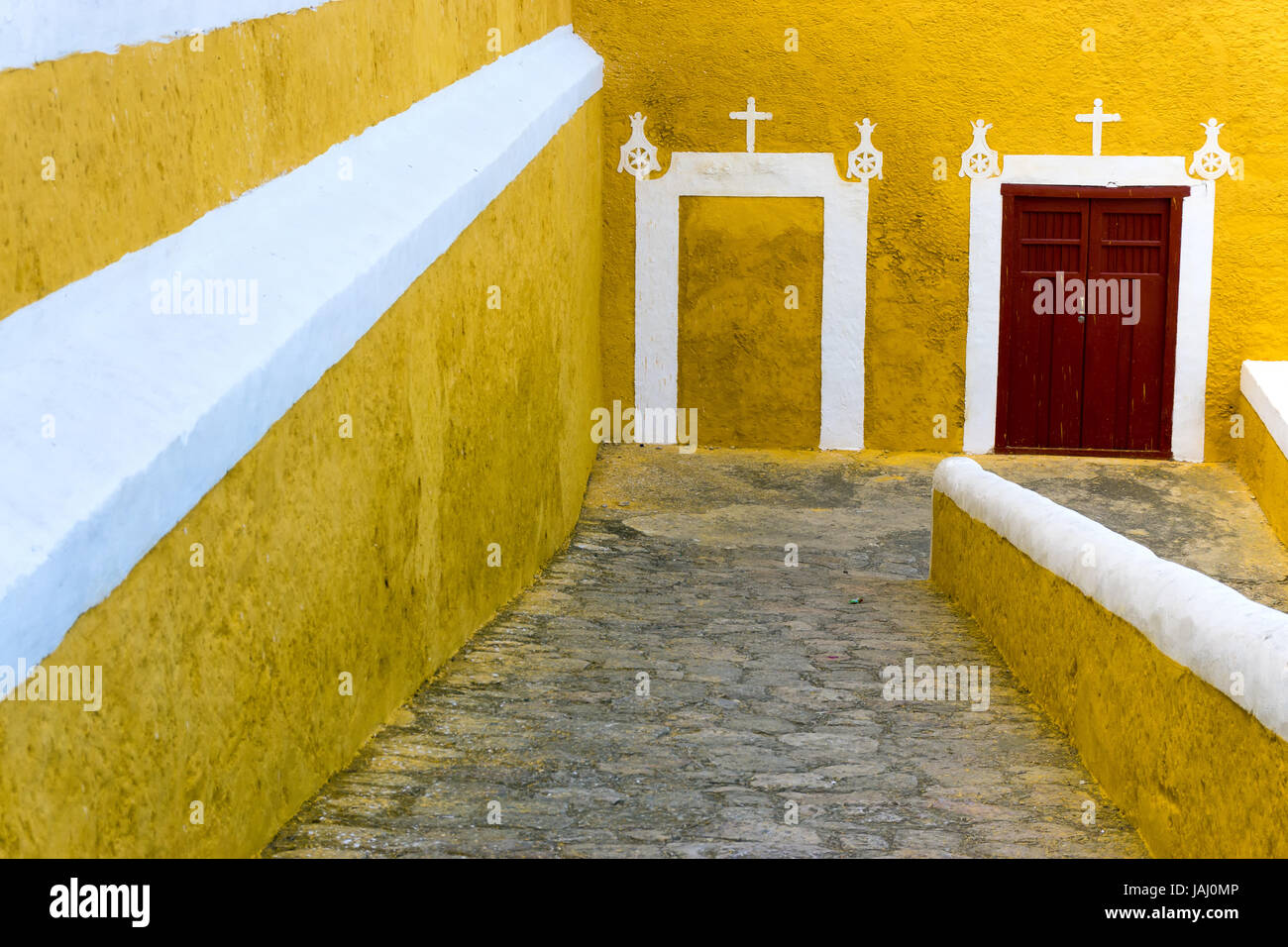 Descendre une rampe et monastère blanc jaune dans la ville d'Izamal, Mexique Banque D'Images