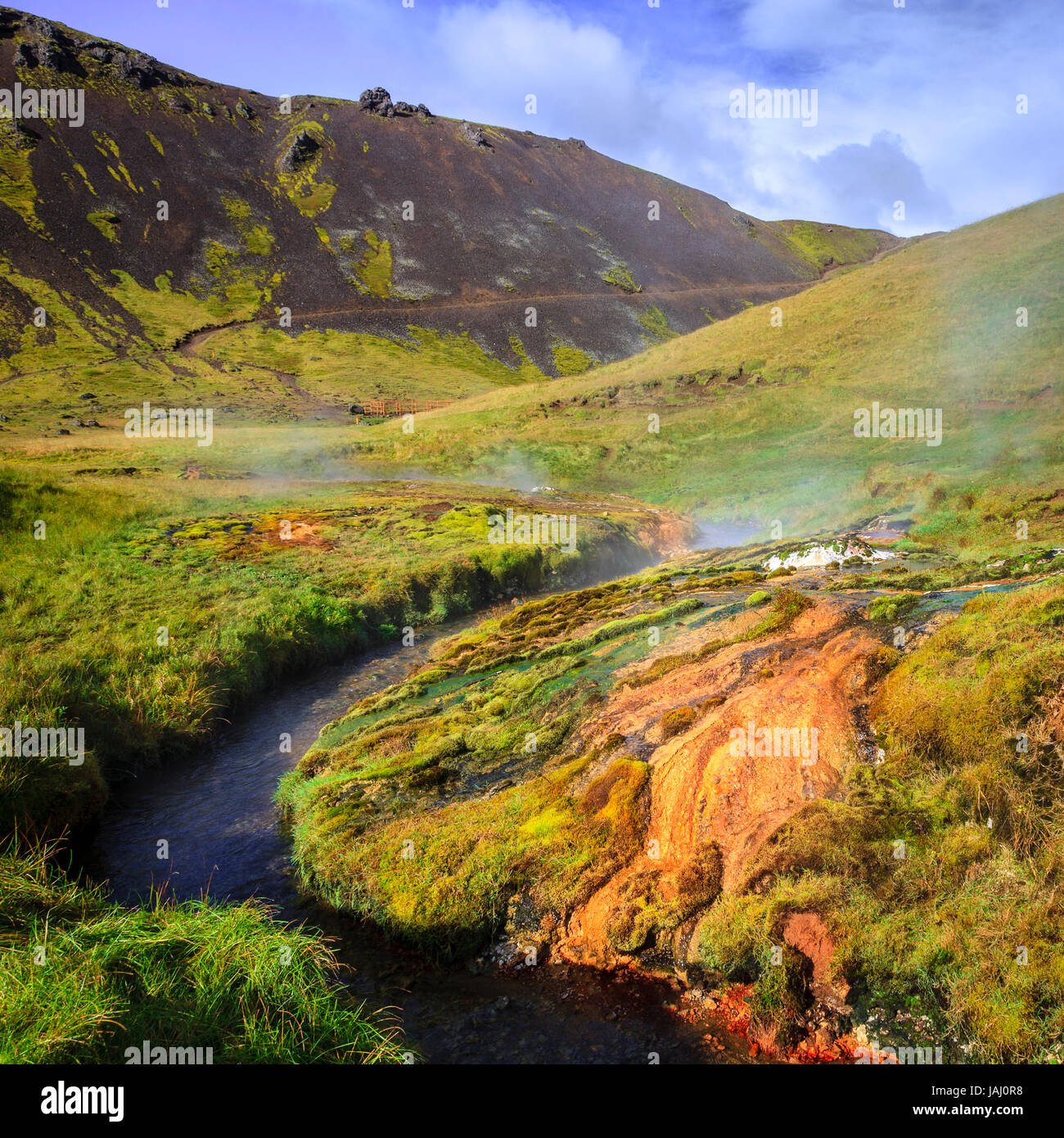 Rivière chaude dans la vallée de Reykjadalur dans le sud de l'Islande Banque D'Images