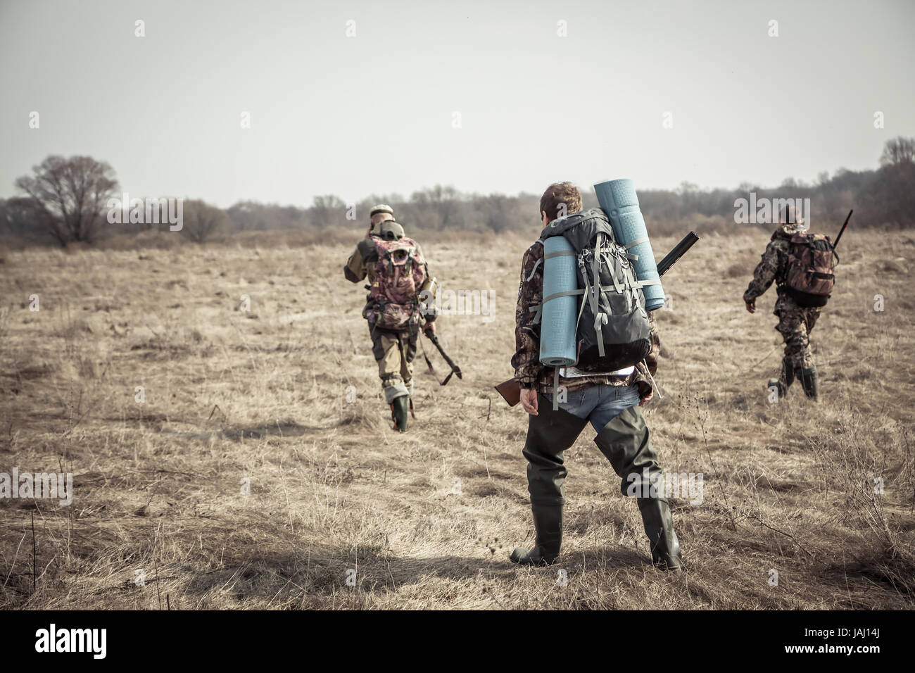 Scène de chasse avec groupe de chasseurs avec des sacs et des munitions de chasse en terrain rural pendant la saison de la chasse à l'image Banque D'Images