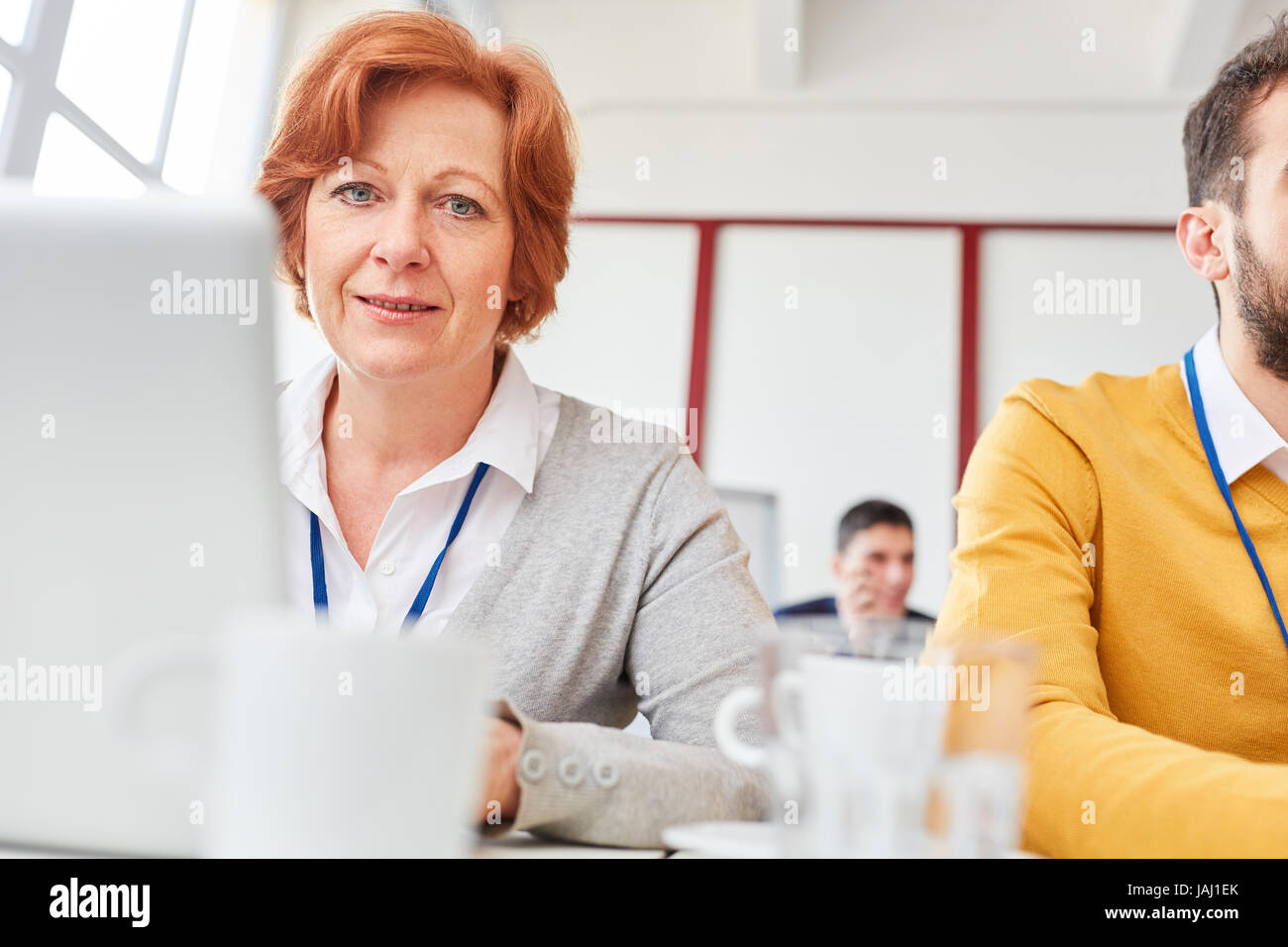 Senior businesswoman dans la formation en informatique au collège communautaire Banque D'Images