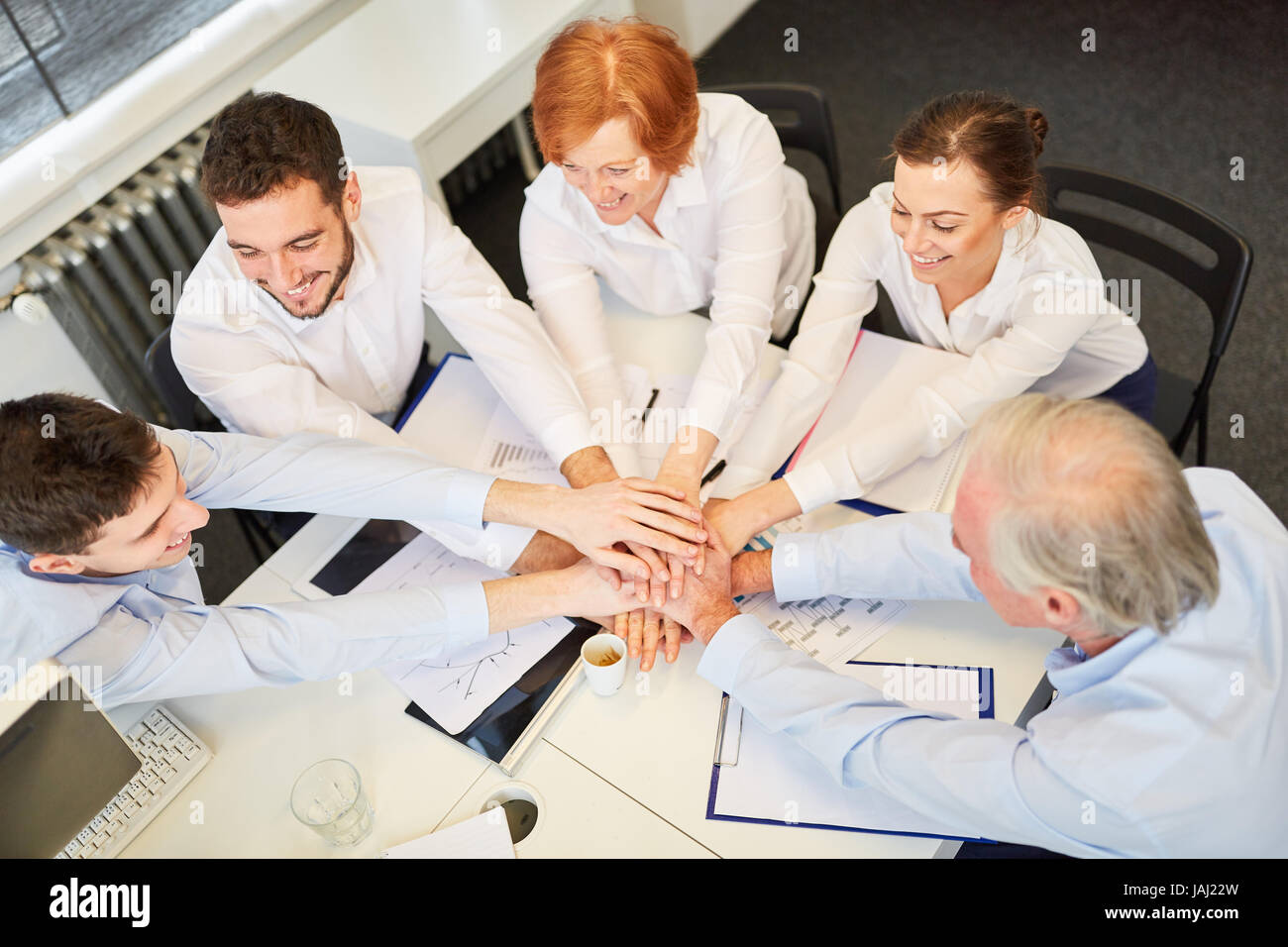 Séminaire team building groupe dans les mains de la pile pour la motivation Banque D'Images