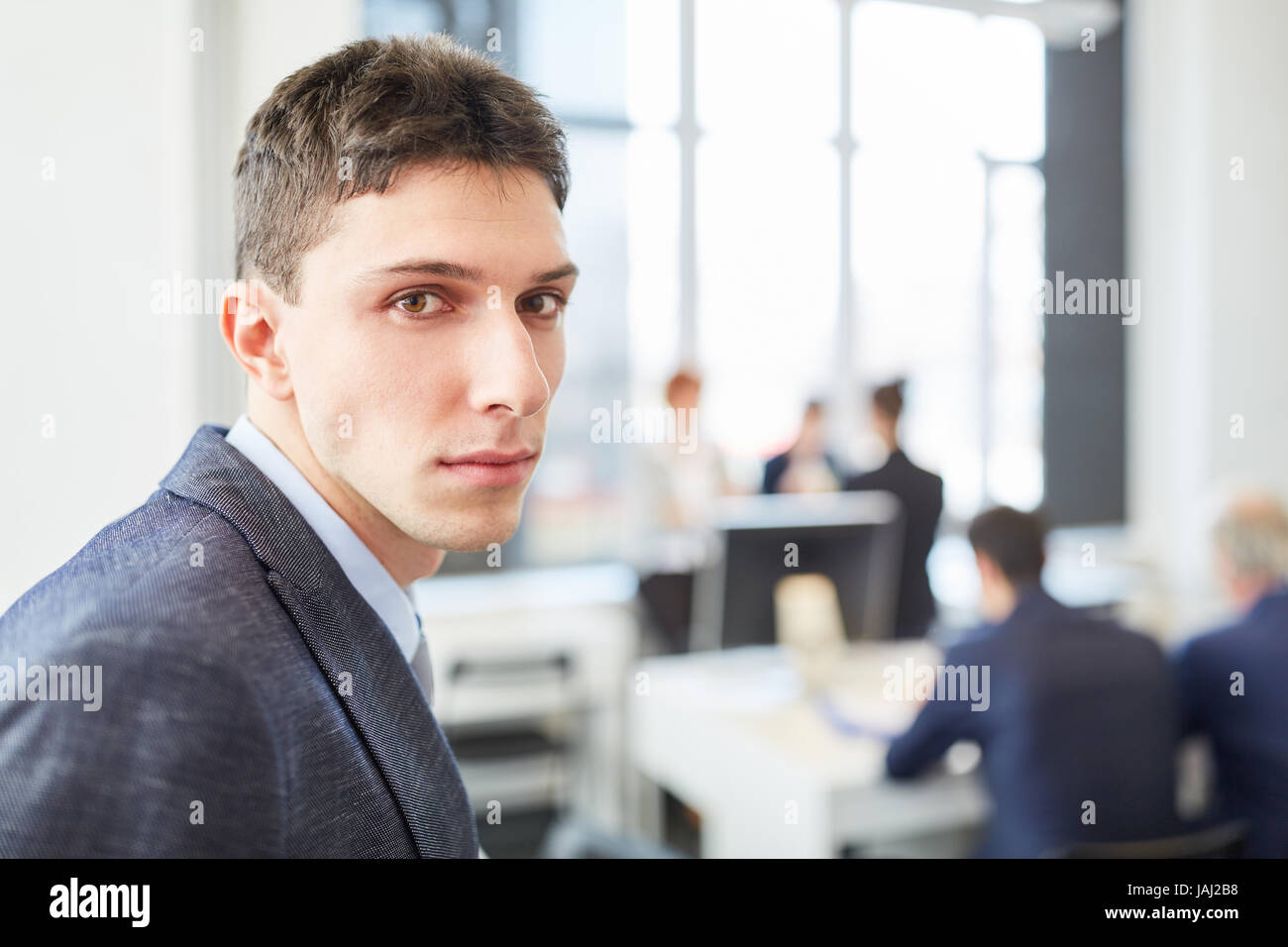 Jeune homme ou l'étudiant en apprentissage à l'entreprise start-up Banque D'Images