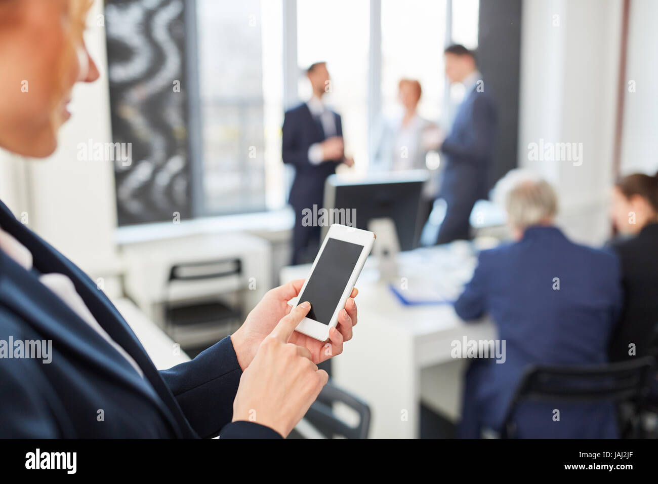 Business Woman using smartphone app for mobile communication Banque D'Images